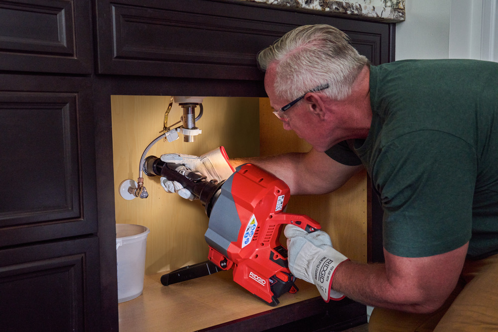 78048_R_K-46 Cordless SinkSnake Undersink Light A RGB_Action_72dpi